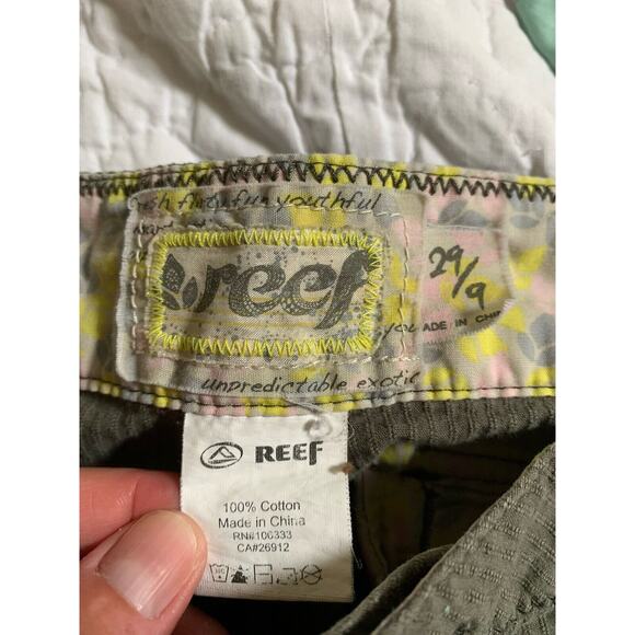 REEF Womens Shorts Size 29/9 Bermuda Cotton Olive Green 11" Inseam - Picture 5 of 5